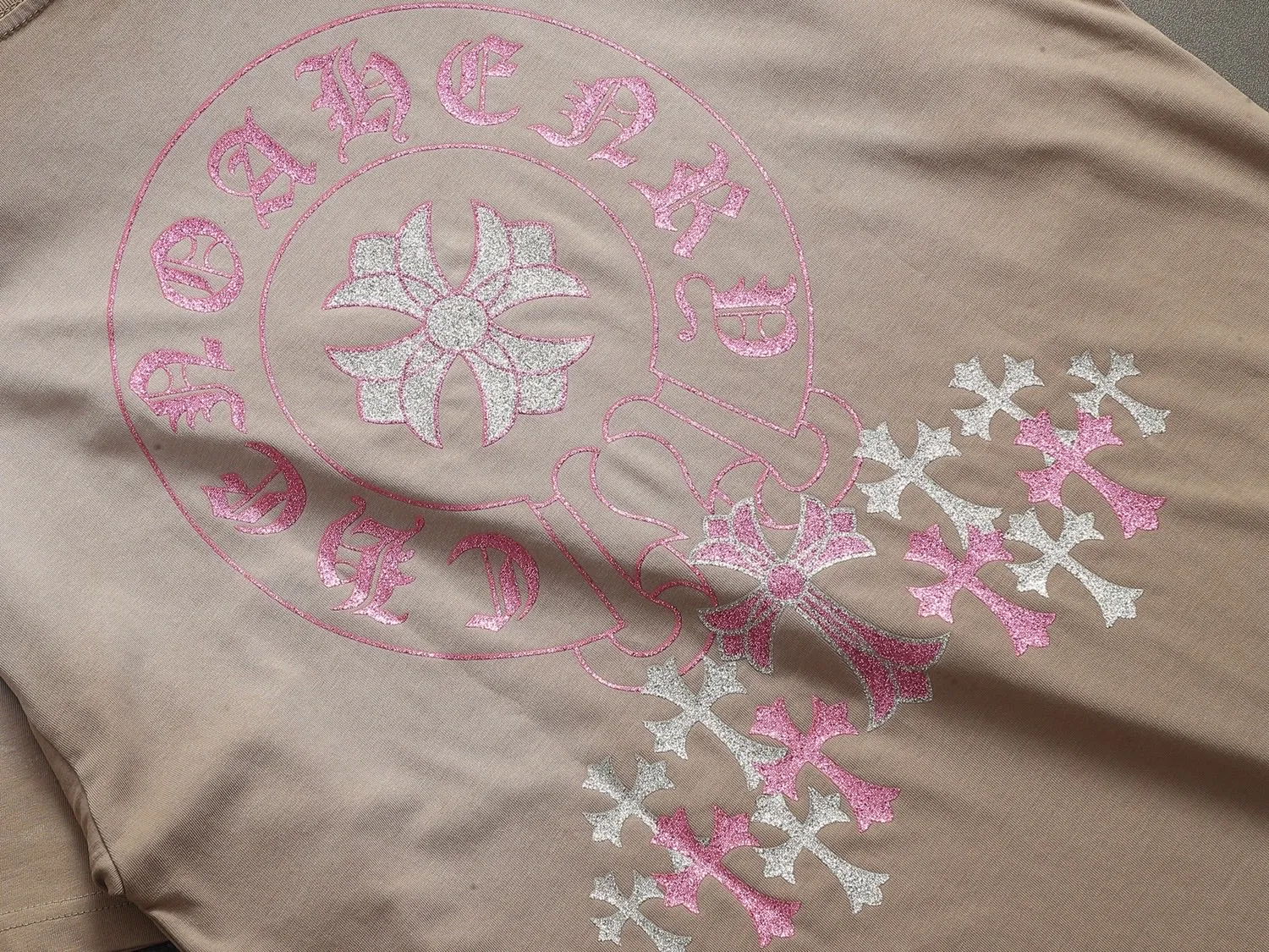 🅿️220 Chrome hearts ch Chrome hearts cross pink hot diamond short-sleeved t-shirt. Advanced tie-dye technology. Large version. Loose and stylish. Low version, slim and long version with upper body and raised hips. 100% commitment: top quality, not fast food. The highest version on the market. Top quality, 320 grams. 26 custom-dyed double yarn cotton, same style for men and women, complete with three standards. Color: Six colors available, available to the public. Size: XS-L. Size chart: